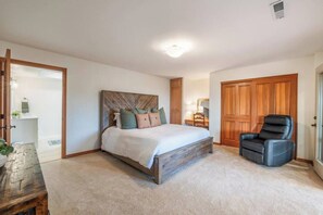 Primary Bedroom | King Bed | Smart TV  | En suite Bathroom | Closet