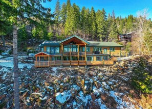 The Après Guest house is nestled in the lower right section of the home.