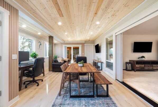Dining Area | Seating for 4 