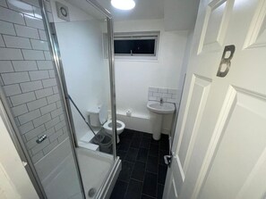 Sleek and Stylish Bathroom – Clean, Modern, and Refreshing