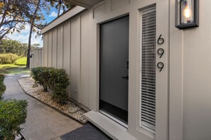 Welcome to 699 Queens Grant!