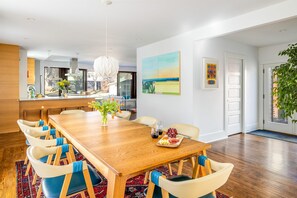 Dining area, seats 8
