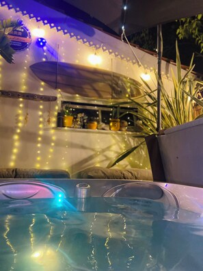 Outdoor spa tub