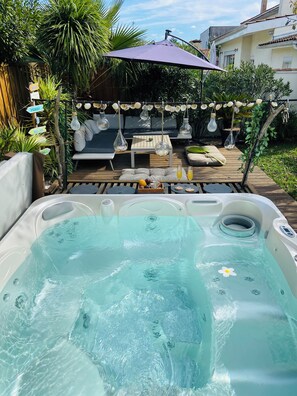 Outdoor spa tub