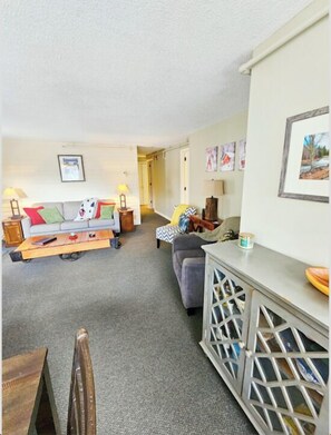 Sweet Stowe Getaway: 2BR Condo w/ Pool, Hot Tub! (5332)