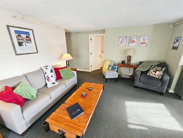 Sweet Stowe Getaway: 2BR Condo w/ Pool, Hot Tub! (5329)