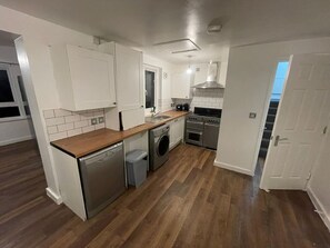 Modern Kitchen – Fully Equipped for Your Culinary Needs!