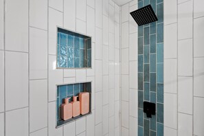 Primary en suite bathroom