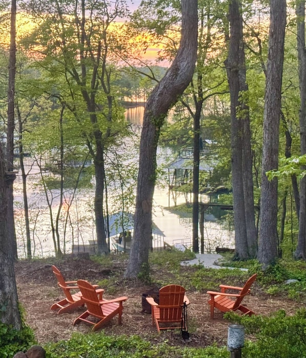 Tigertown Lakeside Retreat-Waterfront home, Dock, Private 3 Acre lot&Fenced Yard