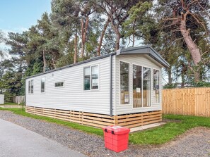 Living area | Pine Meadows Retreat - Harwood Properties, Wilberfoss