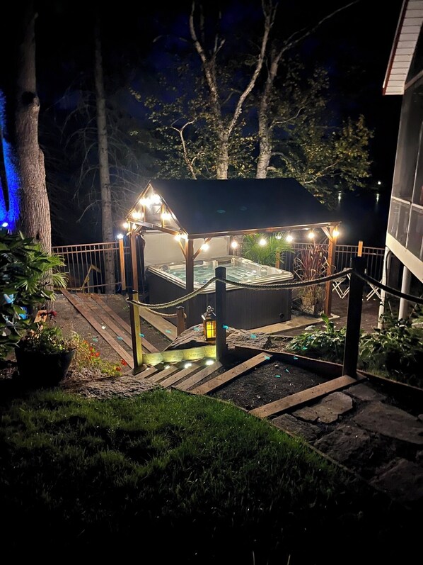 Outdoor spa tub