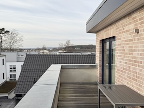 großer Balkon mit Blick über den Dächern von Sellin