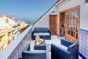 Balcony w/ ocean view