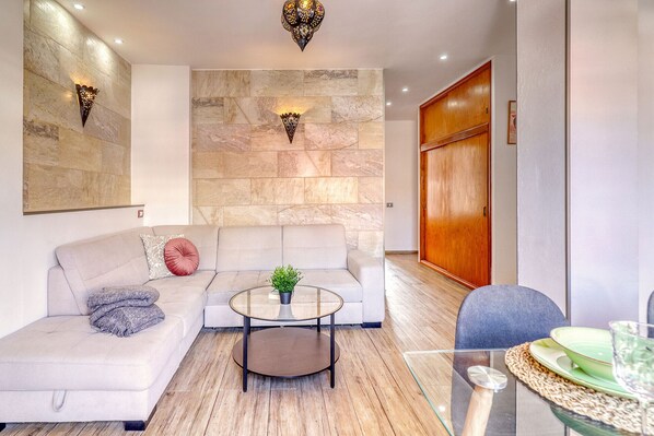 Living area w/cozy vibe