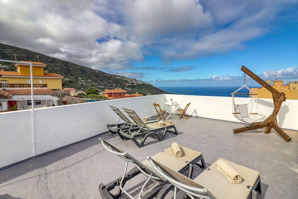 Huge roof-top terrace to relax, sunbath & do morning yoga w/breathatking ocean view