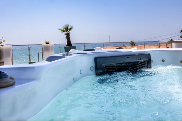 Outdoor spa tub