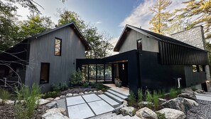 Welcome to Stillwater Shores in beautiful Bala, Ontario. A perfect blend of modern elegance and Muskoka charm.