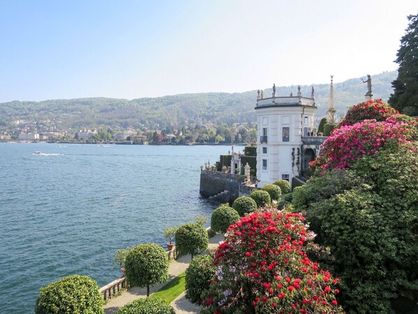 Body Of Water, Waterway, Bank, Lake, Channel, Garden, Loch, Resort Town, Botanical Garden