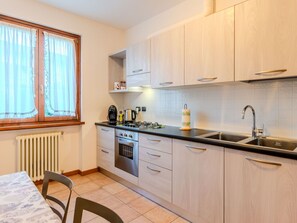 Küche, Interior Design, Küchengerät, Holz, Flooring, Major Appliance, Countertop, Zimmer, Cabinetry, Fussboden