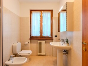 Flooring, Fussboden, Armatur, Interior Design, Badezimmer, Installation, Zimmer, Zapfhahn, Bad Sink, Sinken