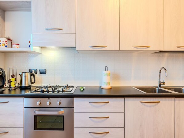 Küche, Küchengerät, Countertop, Major Appliance, Cabinetry, Herd, Haushaltsgerät, Interior Design, Herd, Zuhause