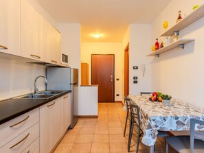 Interior Design, Flooring, Fussboden, Zimmer, Decke, Wohnung, Holzboden, Holzbeize, Stuhl, Hartholz