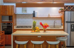 Full kitchen and practical breakfast bar