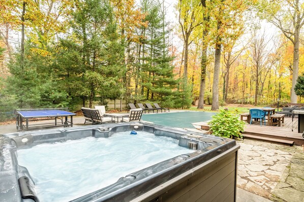 Outdoor Pool & Hot Tub!