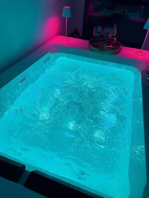 Indoor spa tub