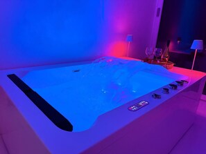 Indoor spa tub