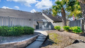 Welcome to 935 Inverness Village!