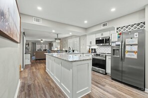 All modern appliances to make meal preparation a breeze.