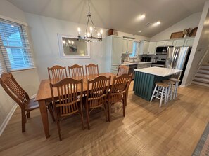 Seating for 8 at the dining table