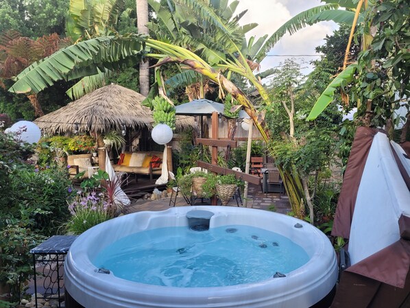 Outdoor spa tub