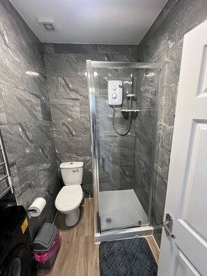 Full Bathroom:
- Sink
- Toilet
- Electric Shower
- Washing Machine