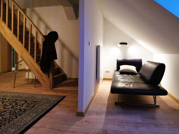 Flur mit Treppe zum oberen Schlafbereich