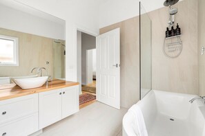 Family Bathroom with Bathtub