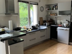 Vue de la Cuisine équipée lumineuse et spacieuse