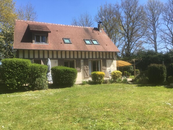 Vue de la maison du jardin