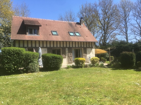 Vue de la maison du jardin