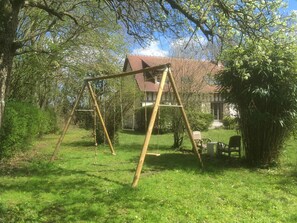 Son jardin et sa balançoire