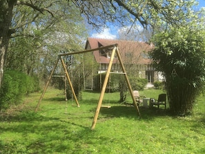Son jardin et sa balançoire