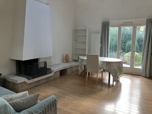 Vue du salon et sa belle hauteur sous plafond
