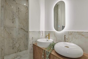 Salle de bain avec double vasque et douche