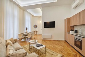 Salon avec canapé lit, smart TV, espace repas pour 6 personnes