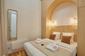 Chambre avec lit queen size, placards et smart TV