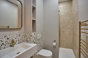 salle de bain avec toilette
