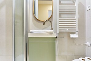 salle de bain avec douche et toilette