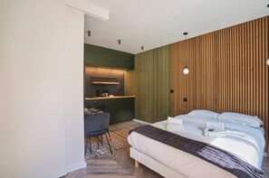 Charmant studio avec lit queen size, cuisine équipée, espace repas pour 2 