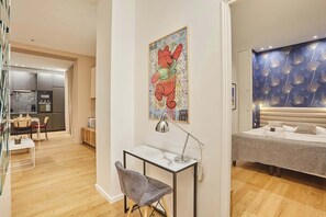 couloir avec petit bureau